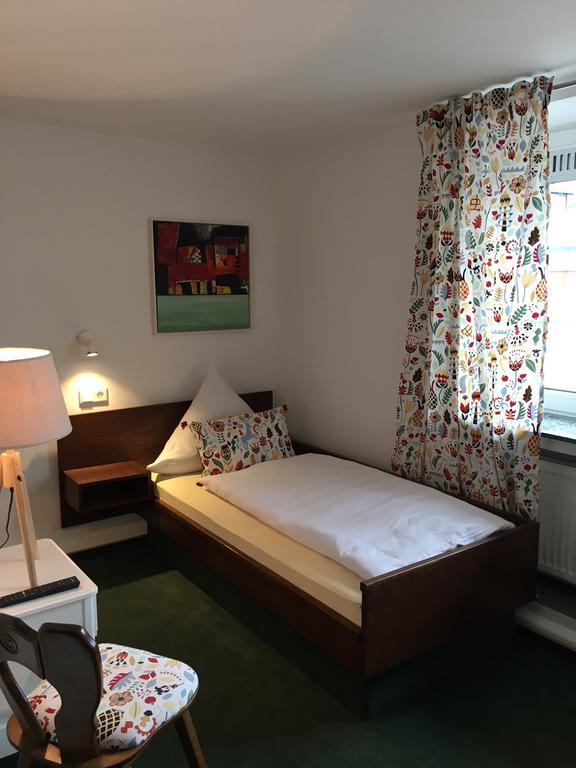 Hotel Zur Goldenen Sonne 우징겐 외부 사진