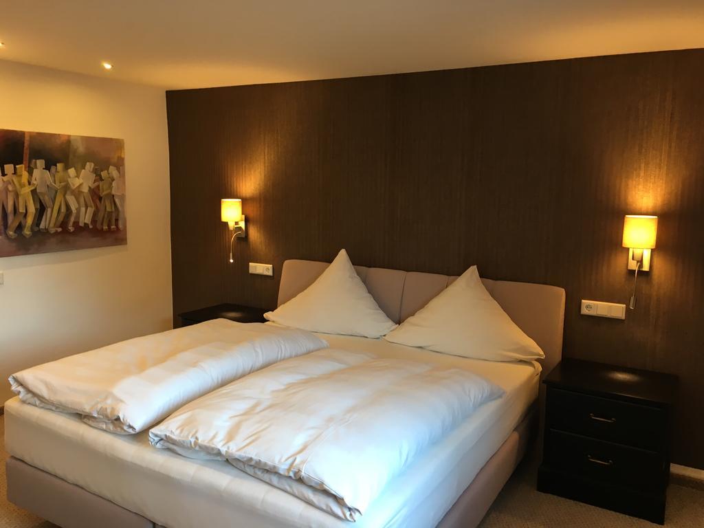 Hotel Zur Goldenen Sonne 우징겐 외부 사진