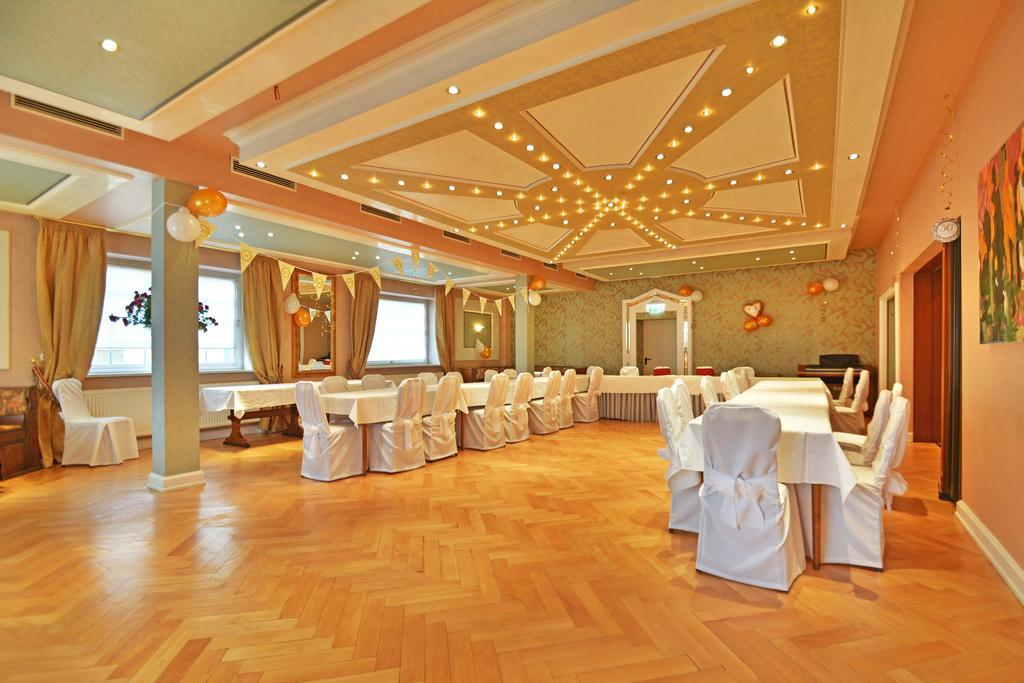 Hotel Zur Goldenen Sonne 우징겐 외부 사진