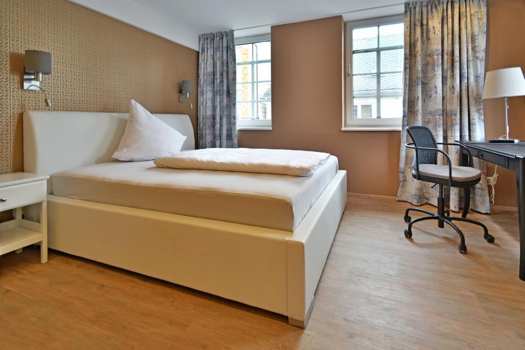 Hotel Zur Goldenen Sonne 우징겐 외부 사진